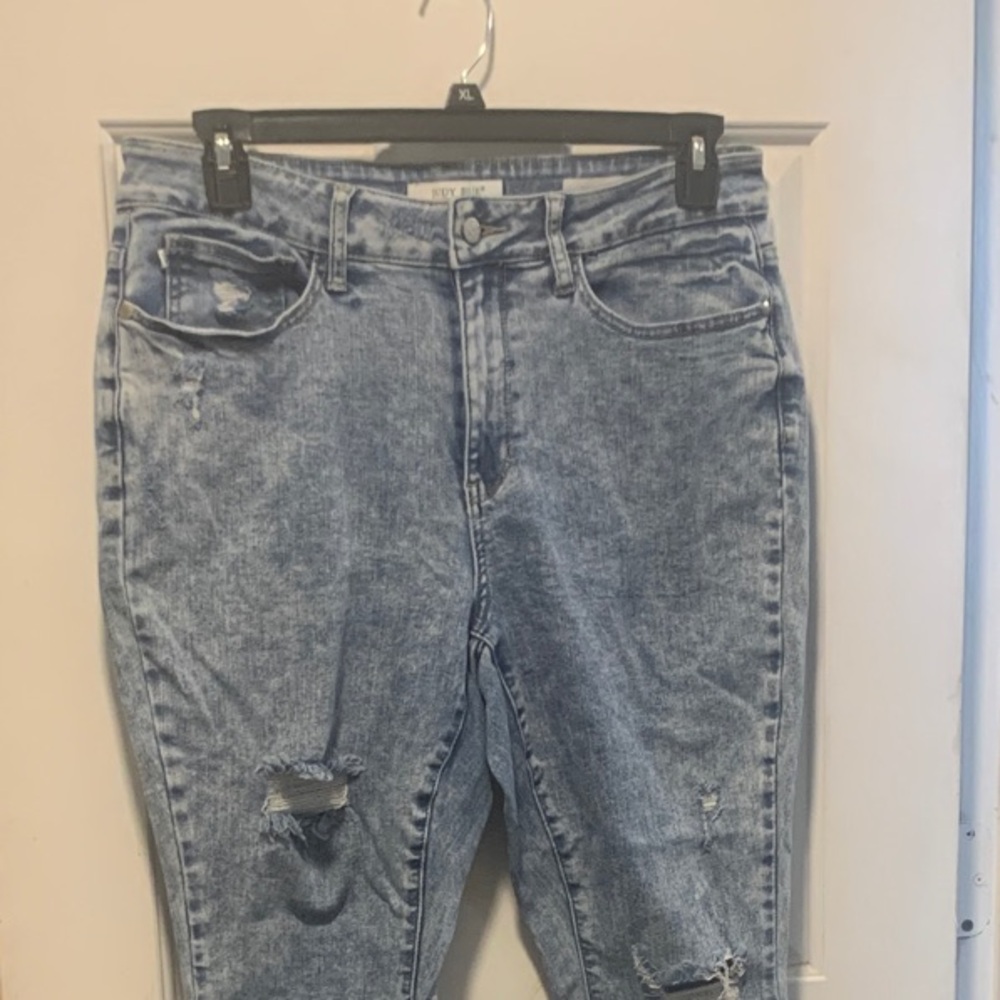Judy Blue Light Wash Ripped Cropped Jeans